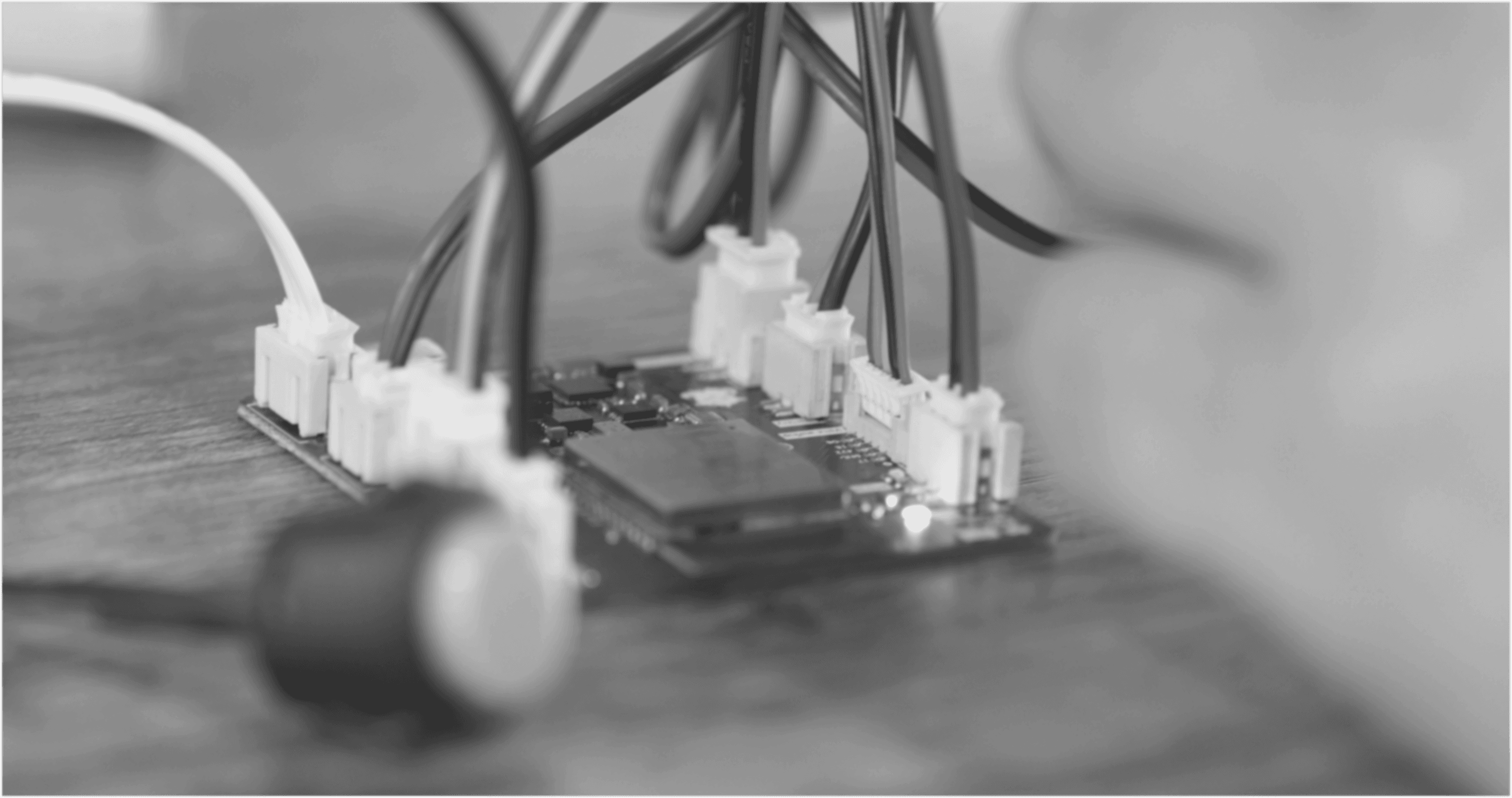 IoT 基板に接続された配線群のクローズアップ